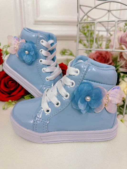 Botines infantiles en azul bebé con cordones de flores de mariposa 