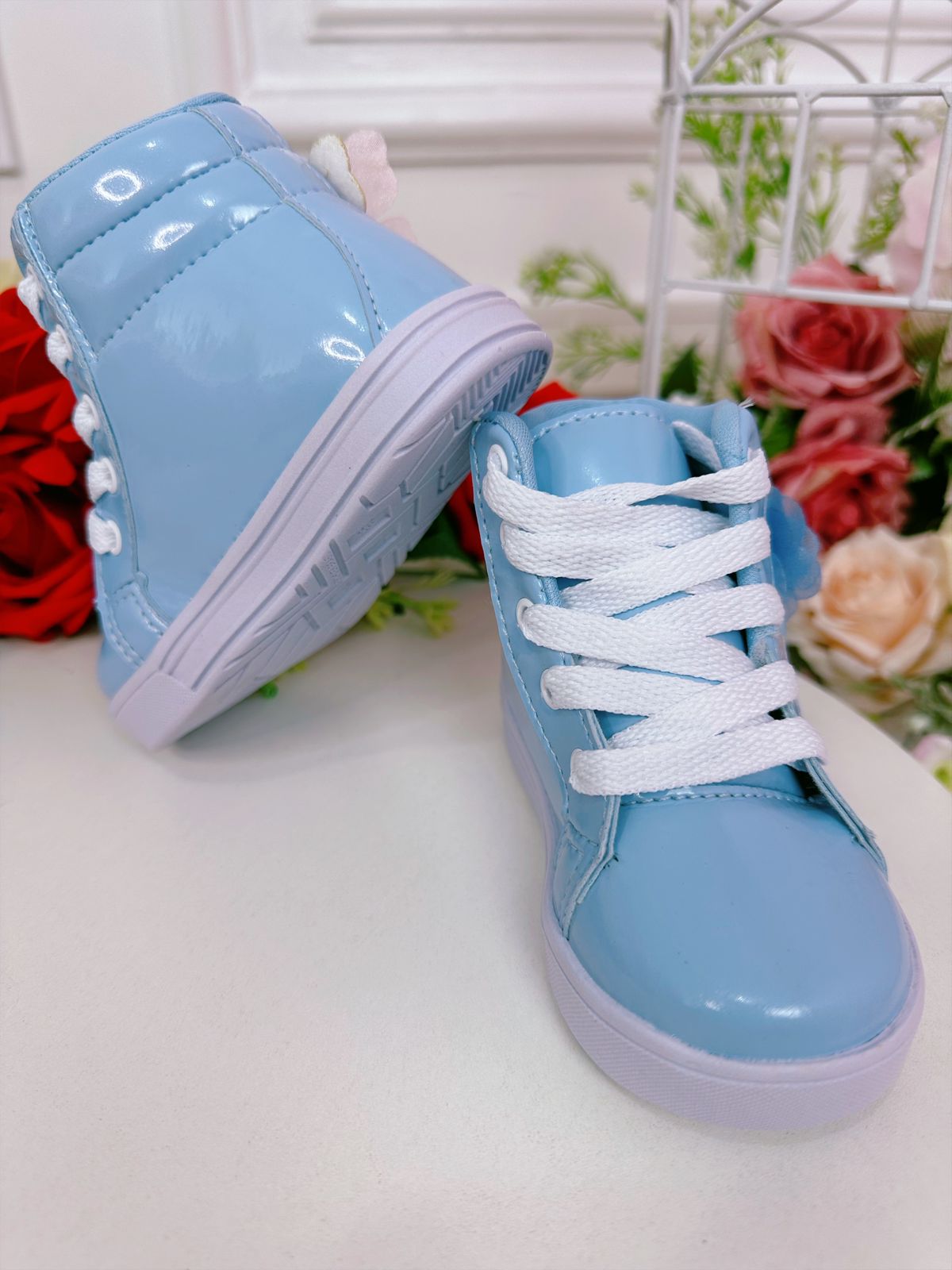 Botines infantiles en azul bebé con cordones de flores de mariposa 