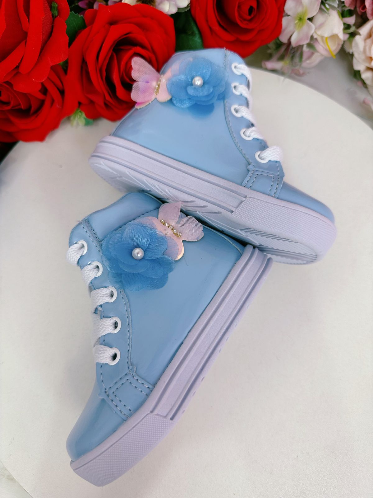 Botines infantiles en azul bebé con cordones de flores de mariposa 