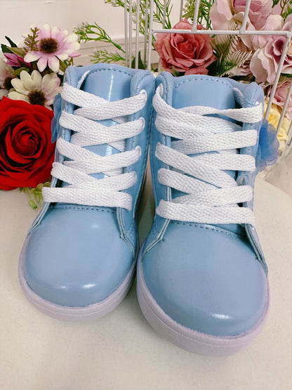 Botines infantiles en azul bebé con cordones de flores de mariposa 