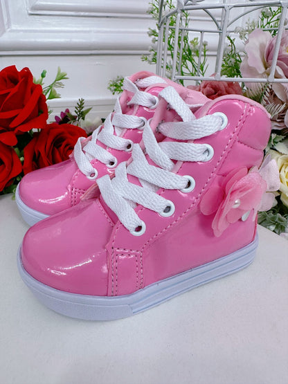 Botines infantiles con flores de mariposa y cordones en color rosa chicle