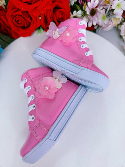 Botines infantiles con flores de mariposa y cordones en color rosa chicle
