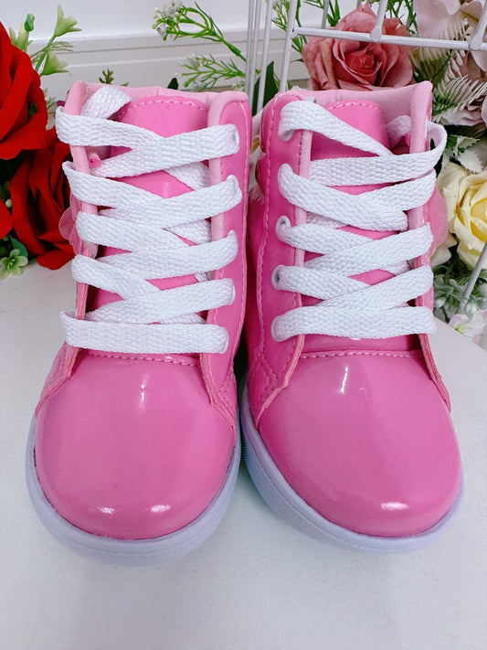 Botines infantiles con flores de mariposa y cordones en color rosa chicle