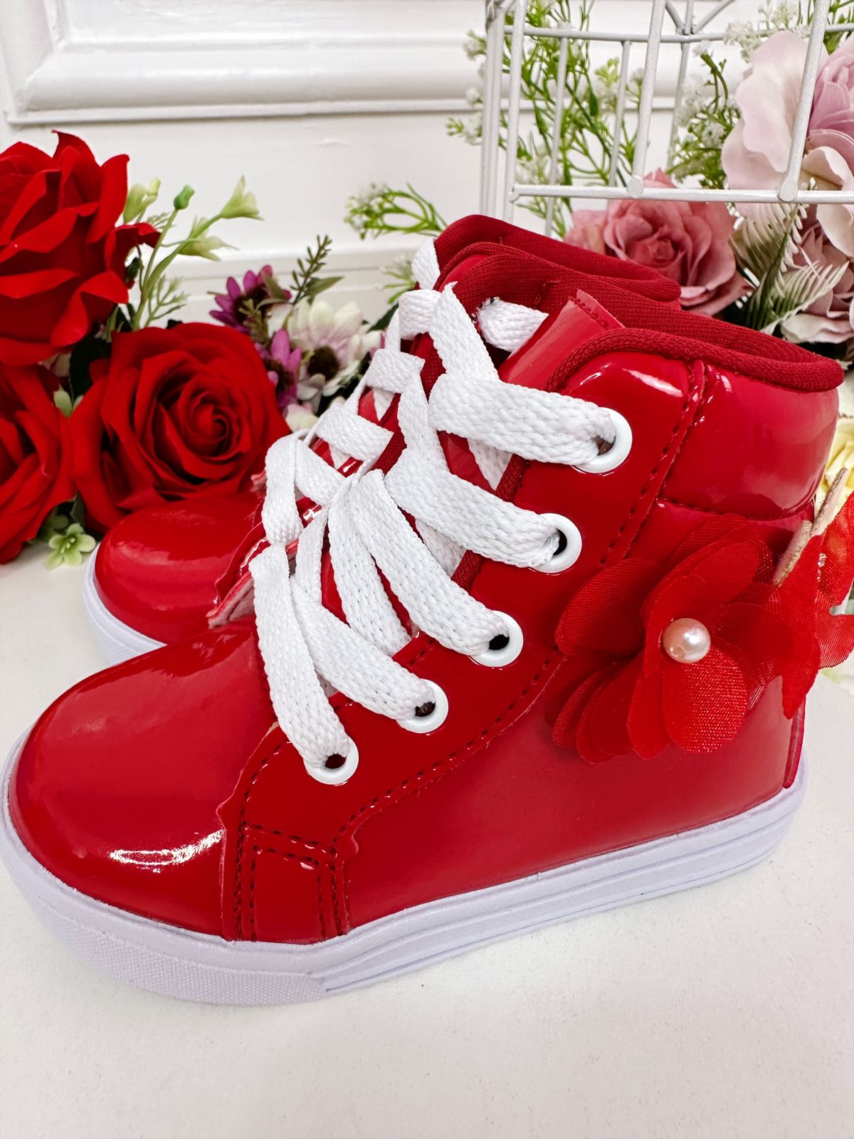 Botines infantiles de charol rojo con cordones y flor de mariposa 