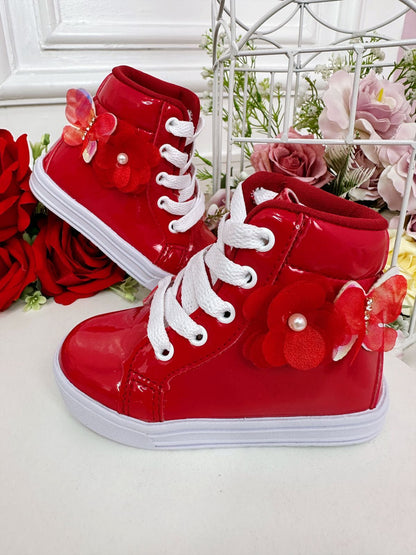 Botines infantiles de charol rojo con cordones y flor de mariposa 