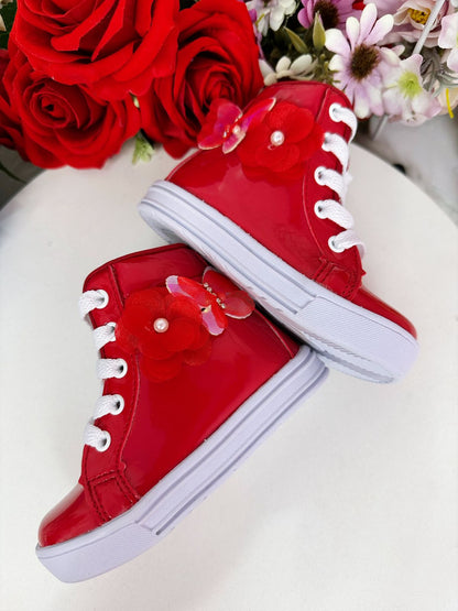 Botines infantiles de charol rojo con cordones y flor de mariposa 