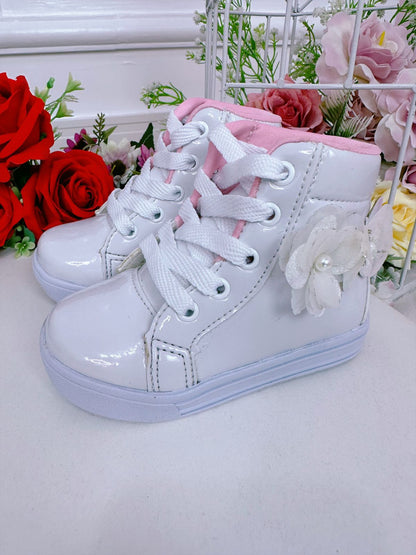 Botines infantiles de charol blanco con cordones y flor de mariposa 