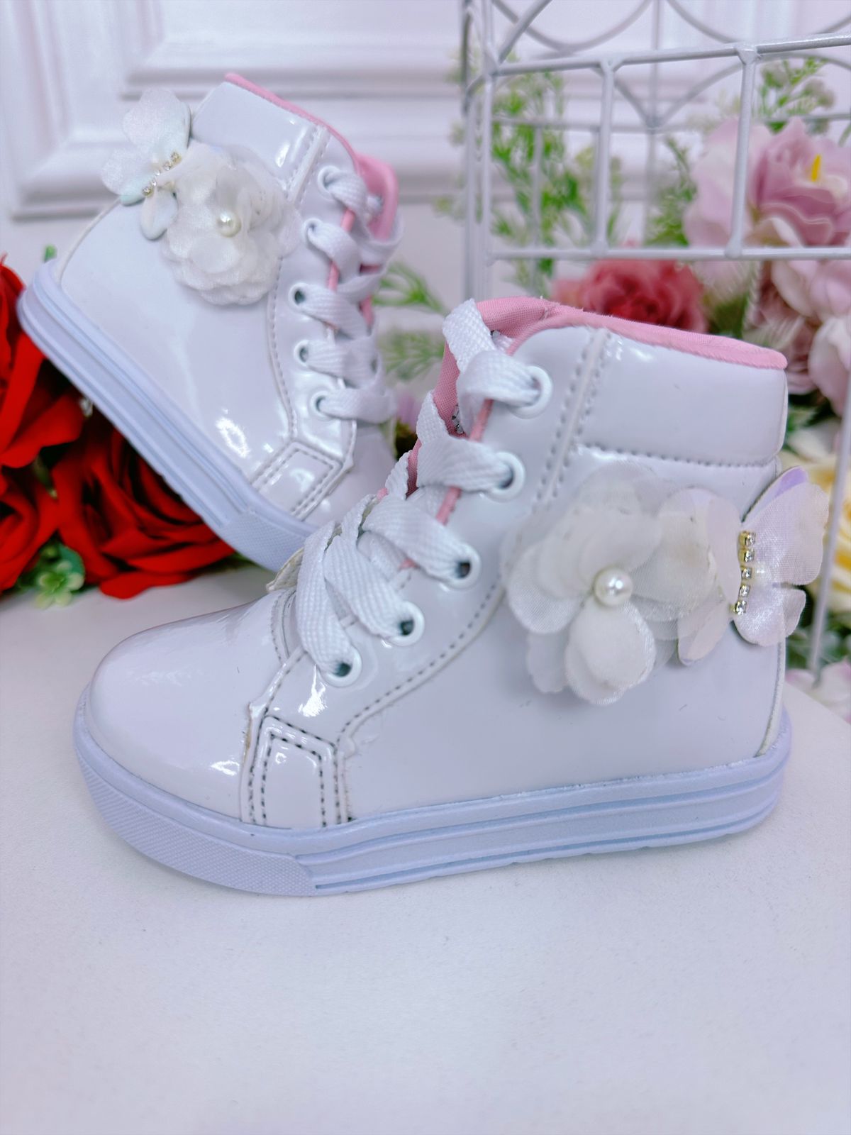 Botines infantiles de charol blanco con cordones y flor de mariposa 