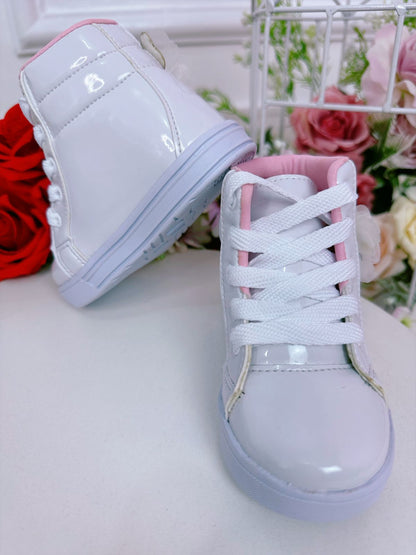 Botines infantiles de charol blanco con cordones y flor de mariposa 