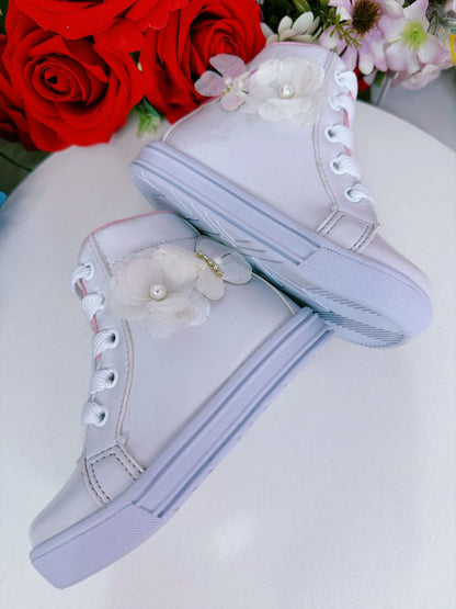 Botines infantiles de charol blanco con cordones y flor de mariposa 