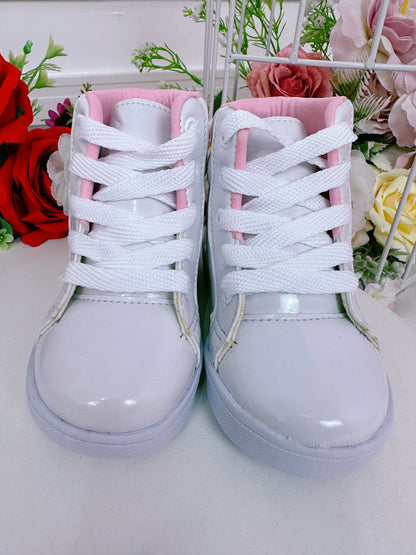 Botines infantiles de charol blanco con cordones y flor de mariposa 