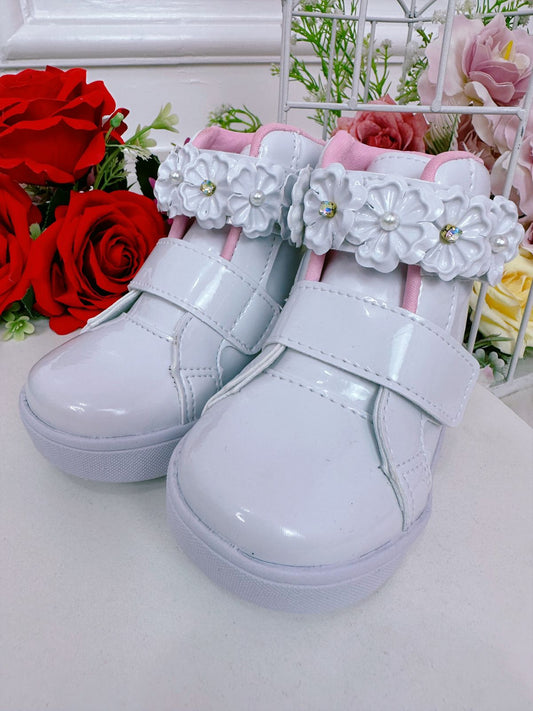 Botines infantiles de charol blanco con velcro y aplique de flores