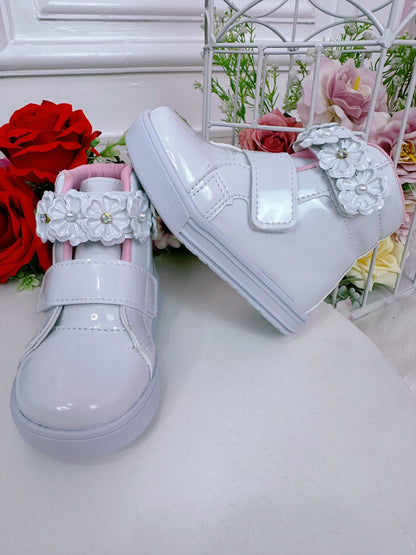 Botines infantiles de charol blanco con velcro y aplique de flores