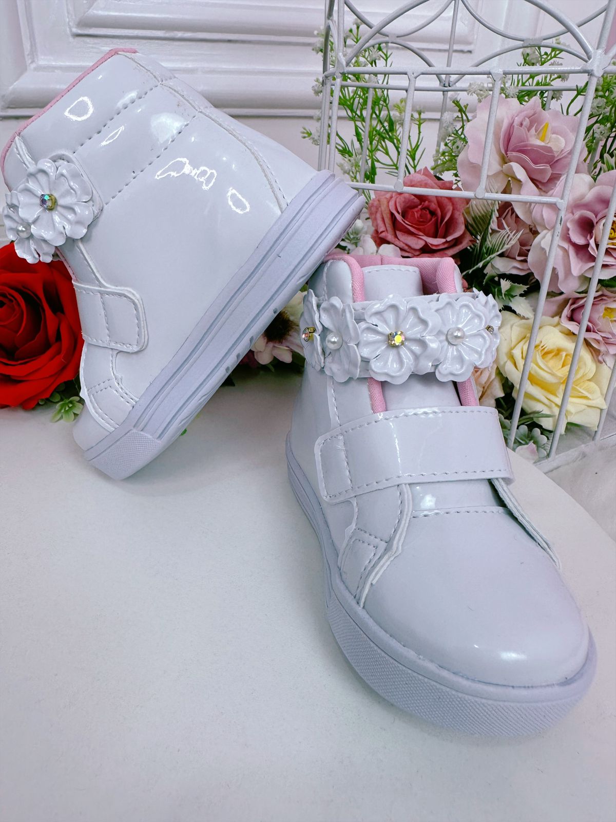 Botines infantiles de charol blanco con velcro y aplique de flores
