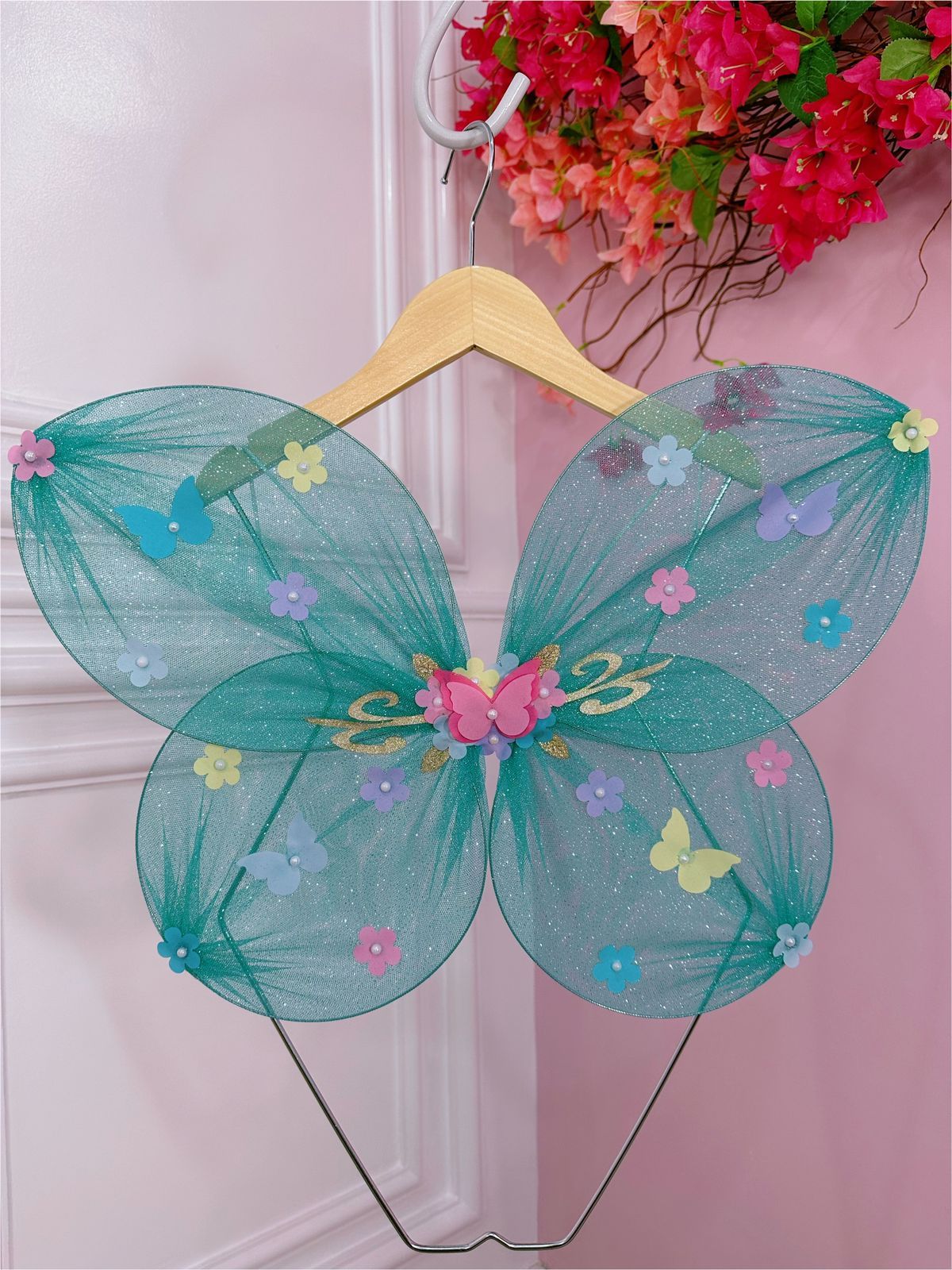 Hada de jardín encantada con alas de mariposa verde de súper lujo