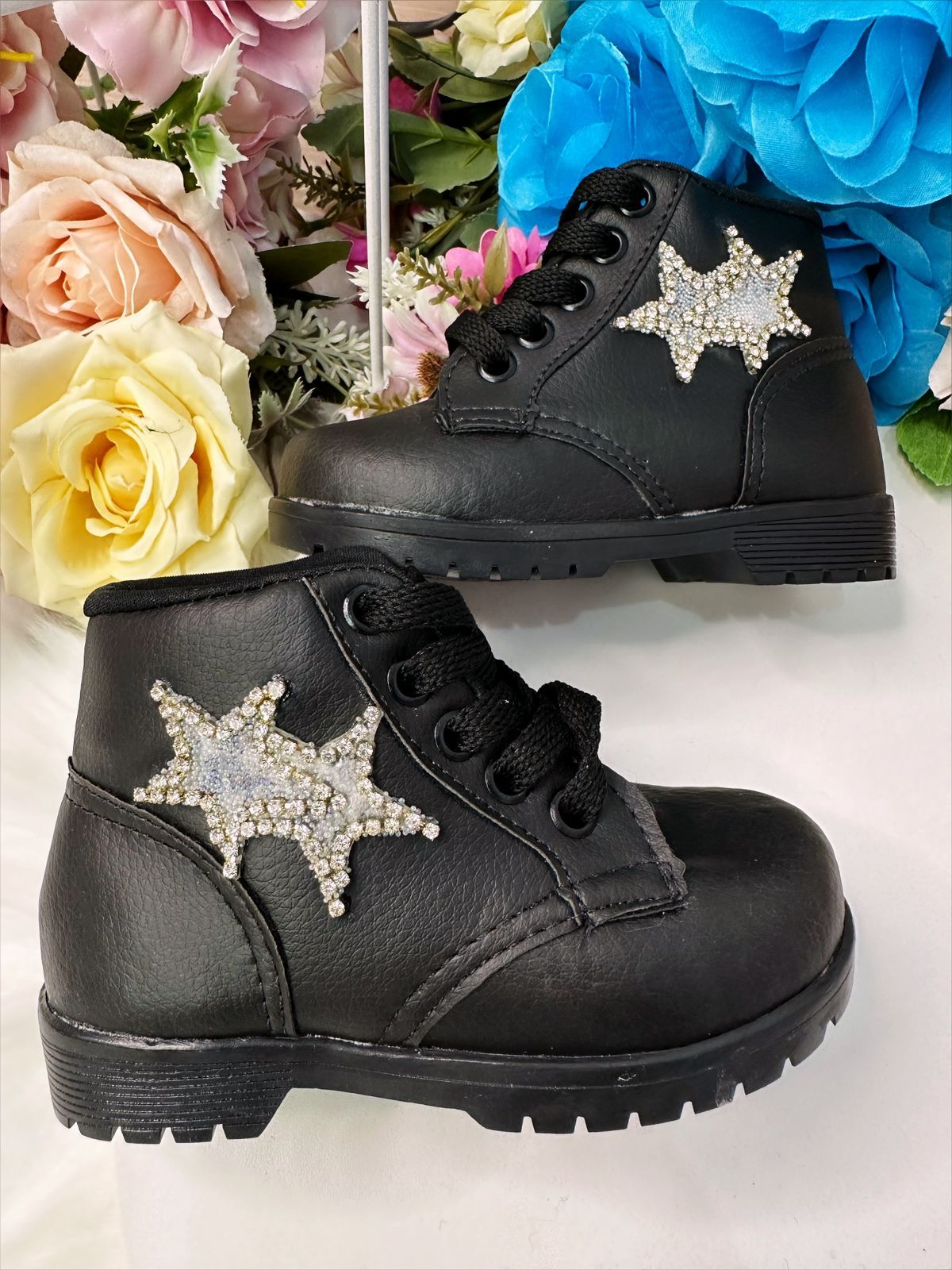 Botines negros para niños con aplique de estrella y purpurina con cordones