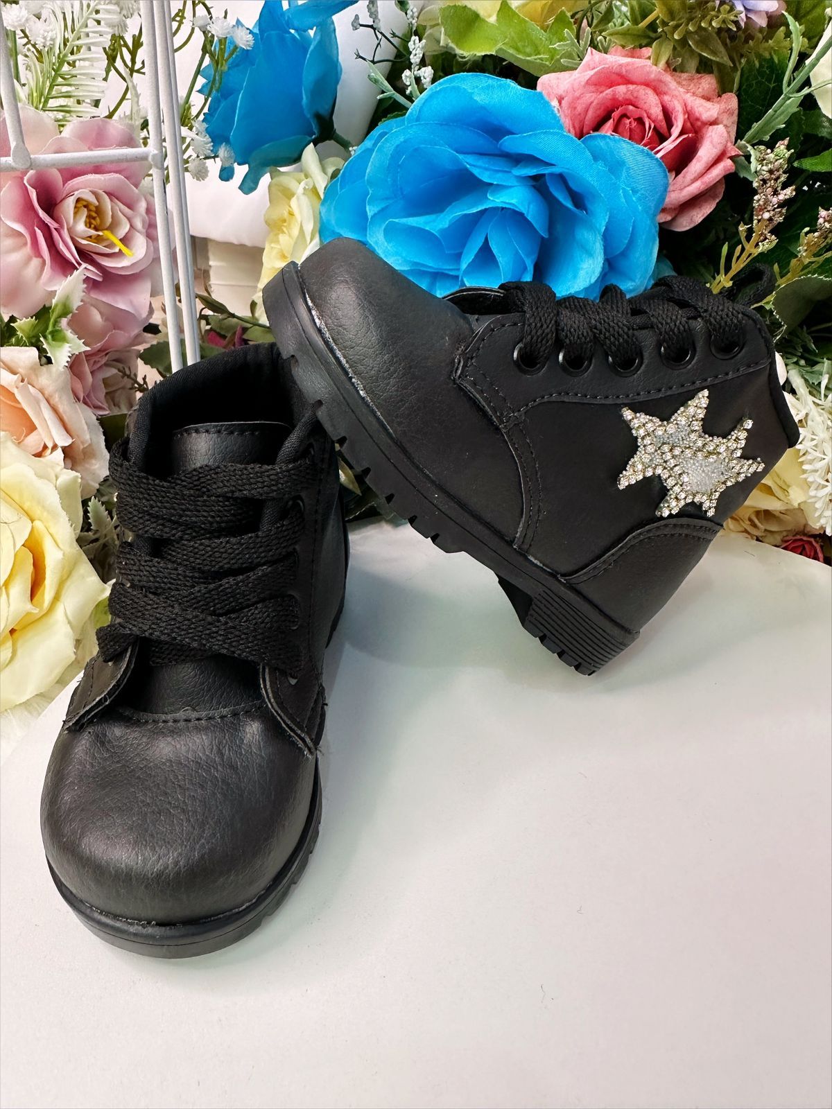 Botines negros para niños con aplique de estrella y purpurina con cordones