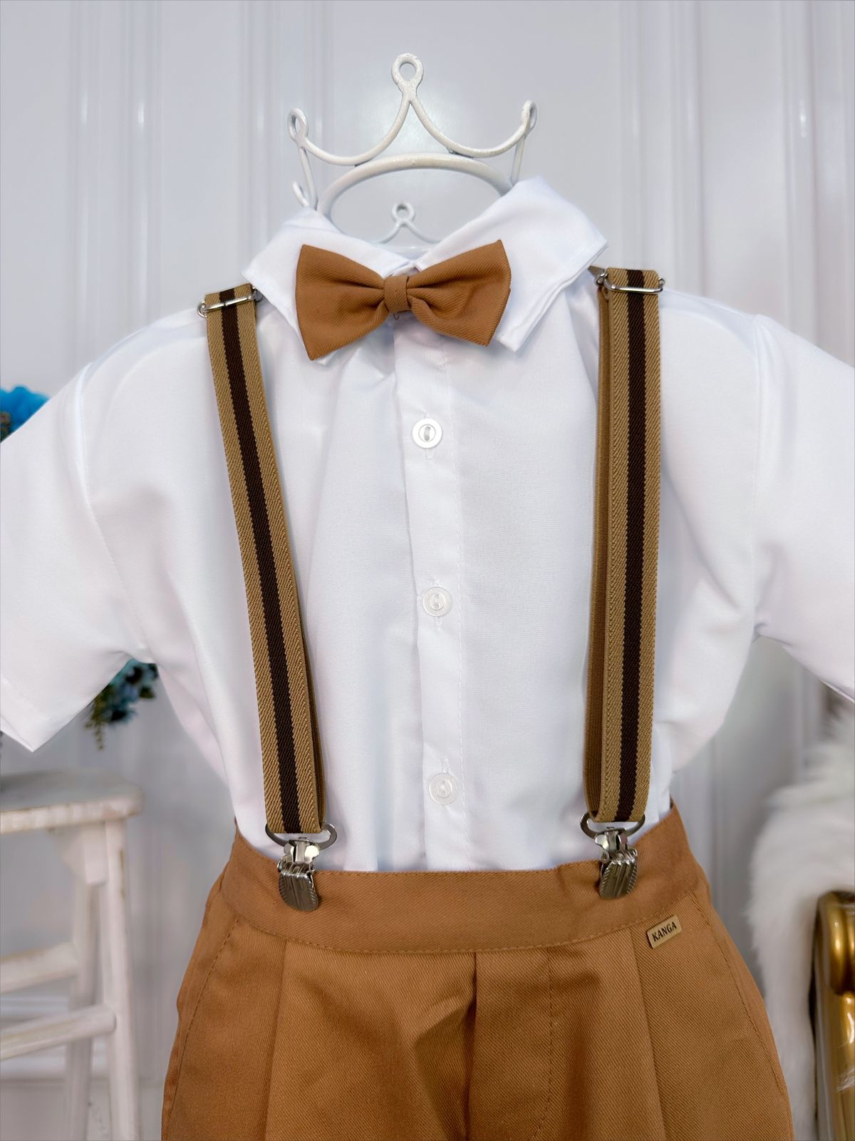 Conjunto de camisa corta con tirantes y corbata color caramelo oscuro 