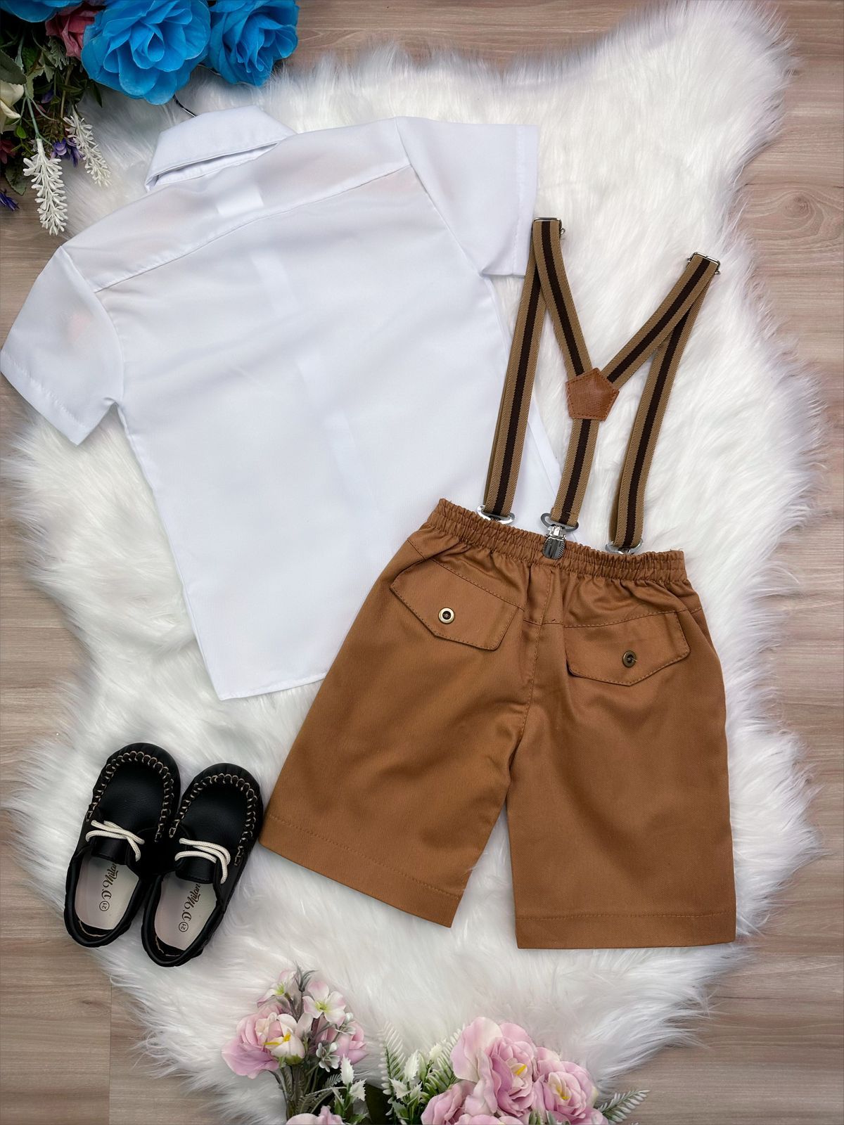 Conjunto de camisa corta con tirantes y corbata color caramelo oscuro 