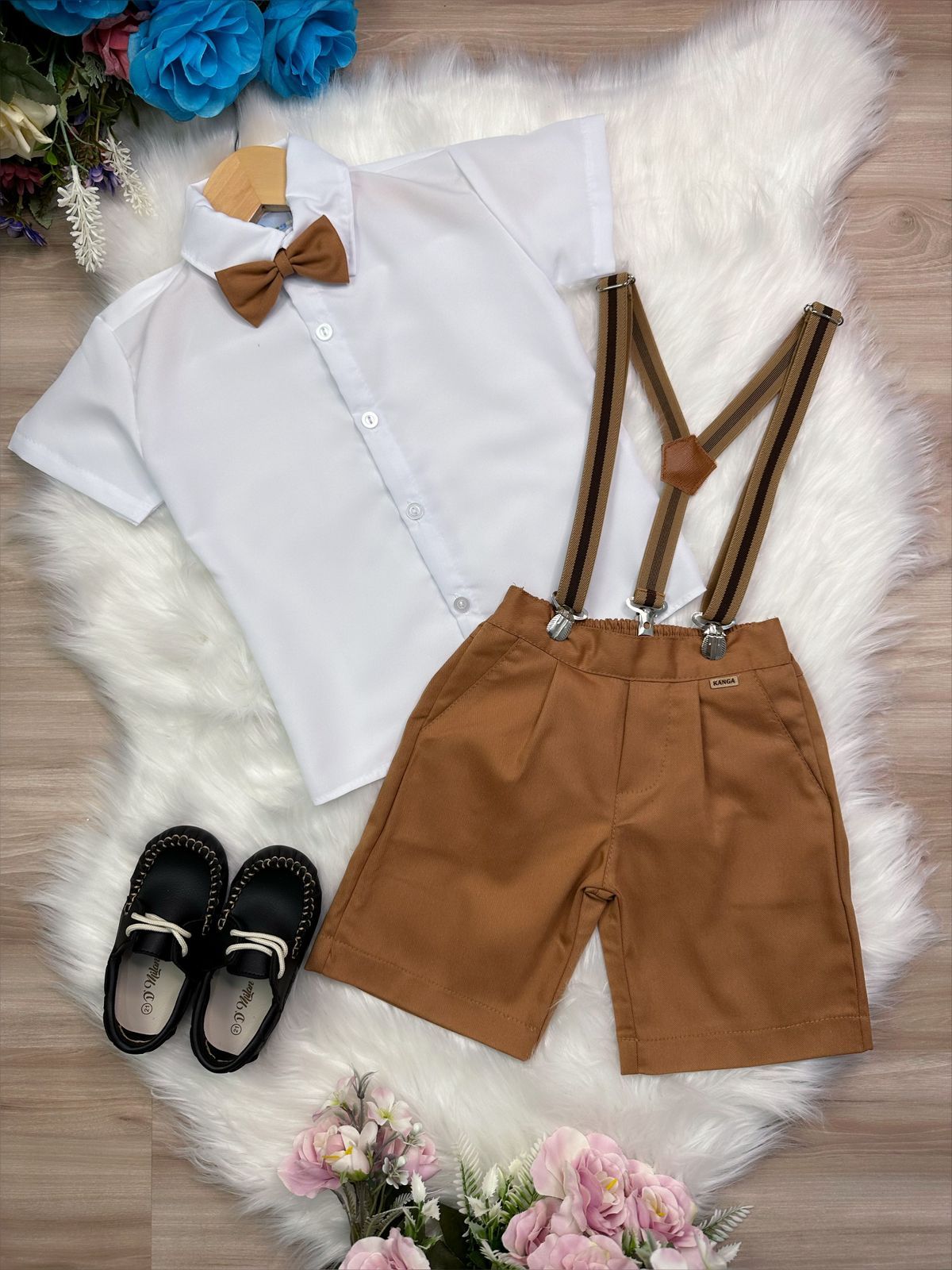 Conjunto de camisa corta con tirantes y corbata color caramelo oscuro 