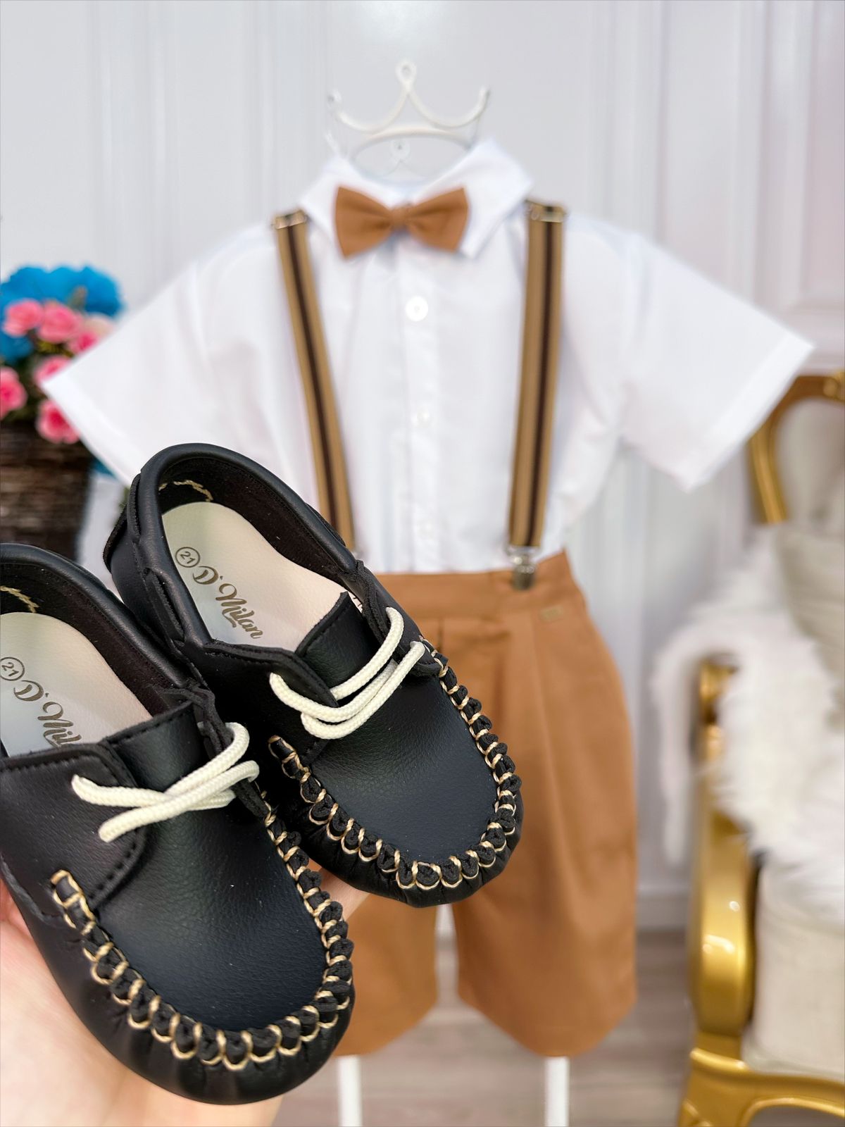 Conjunto de camisa corta con tirantes y corbata color caramelo oscuro 