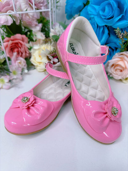 Zapatos de charol rosa chicle con lazo y flor de diamantes de imitación 