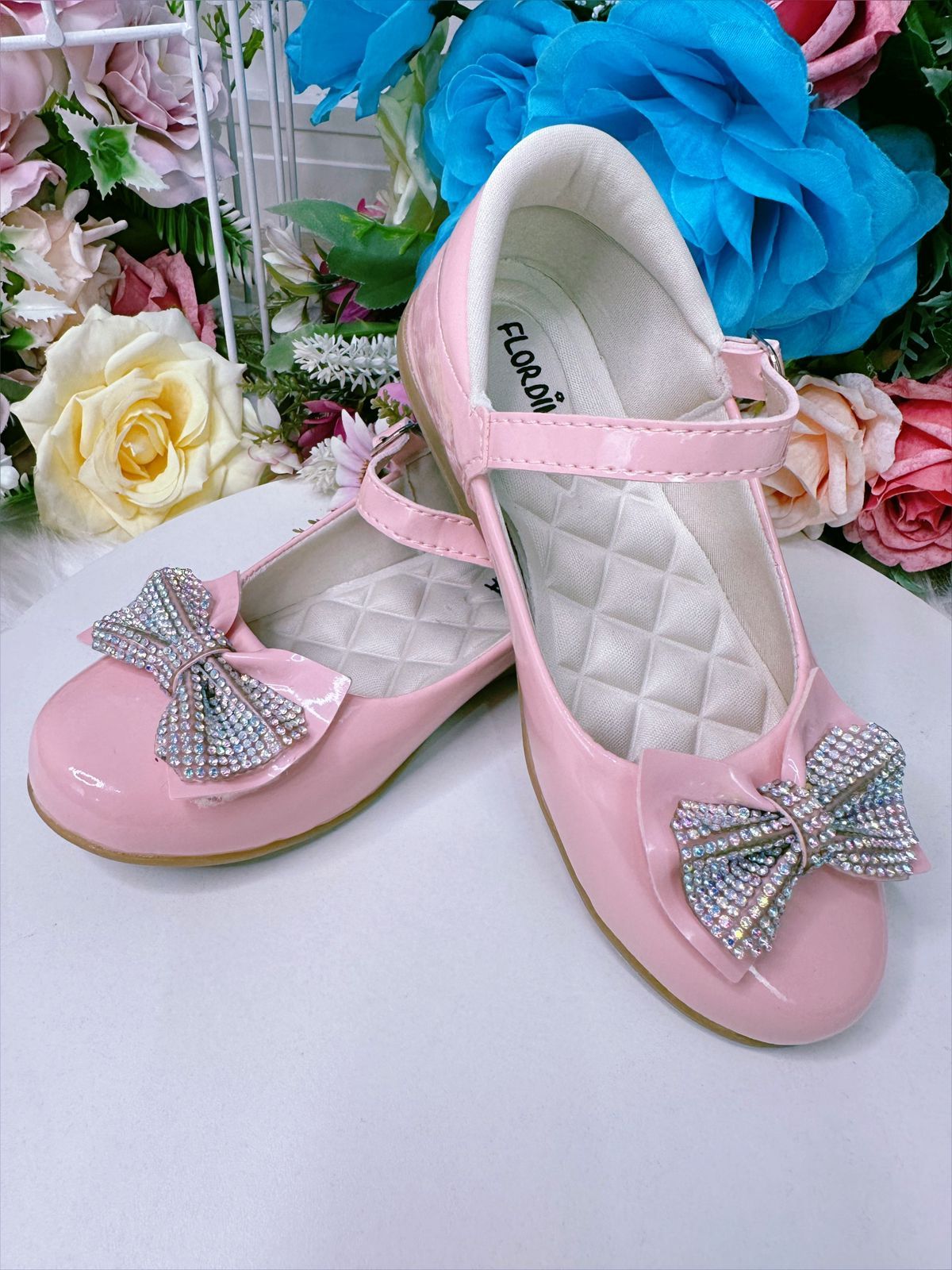 Zapato de charol rosa con lazo de diamantes de imitación de lujo