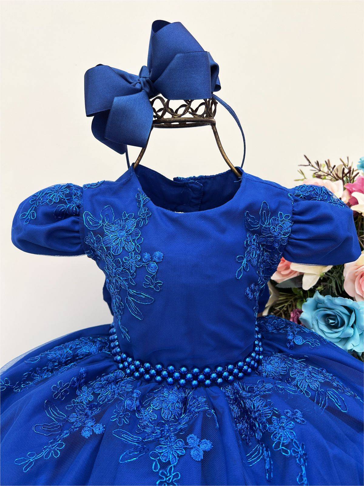 Vestido infantil azul real con encaje real y cinturón de perlas de lujo