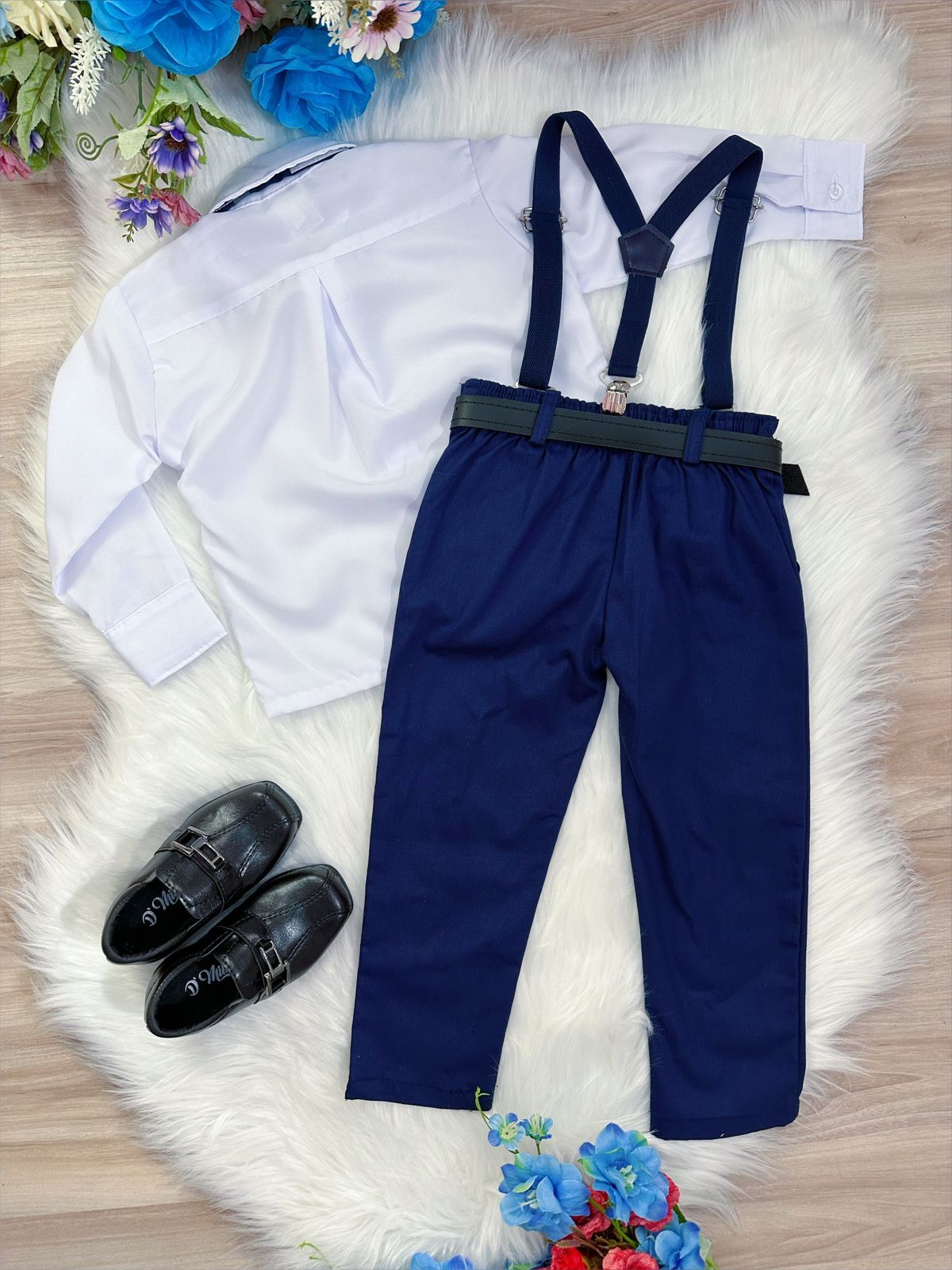 Conjunto de camisa, corbata, pantalón y tirantes azul marino 