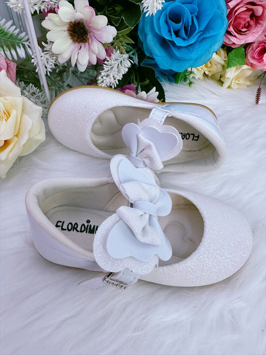 Zapatos de bebé blancos con lazo y aplique de purpurina 