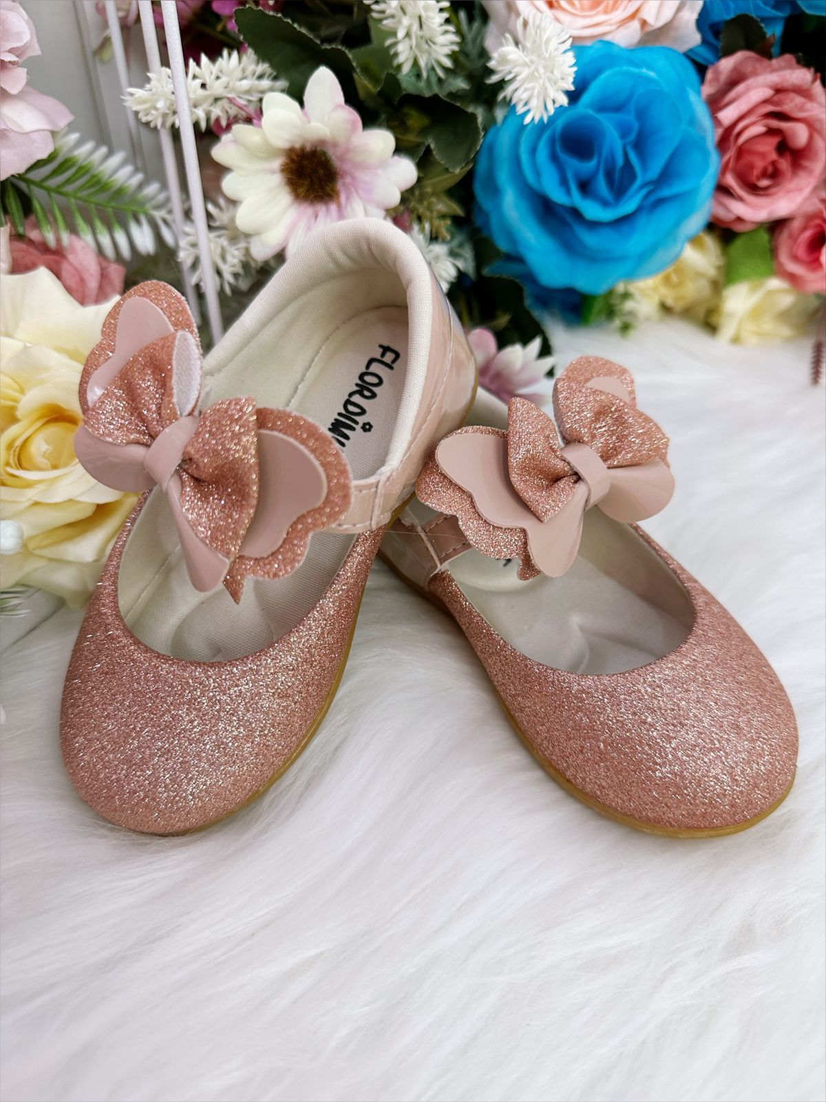 Zapatos de bebé color piel con lazo y aplique de purpurina 