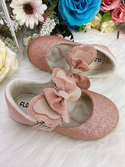 Zapatos de bebé color piel con lazo y aplique de purpurina 