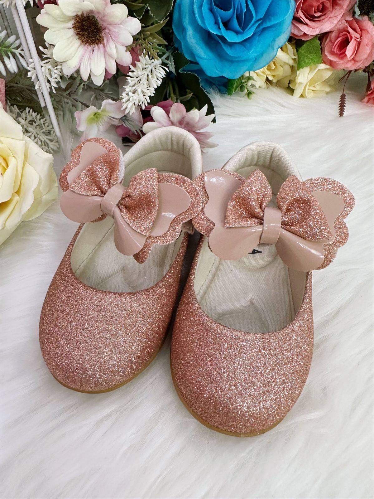 Zapatos de bebé color piel con lazo y aplique de purpurina 