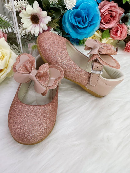 Zapatos de bebé color piel con lazo y aplique de purpurina 