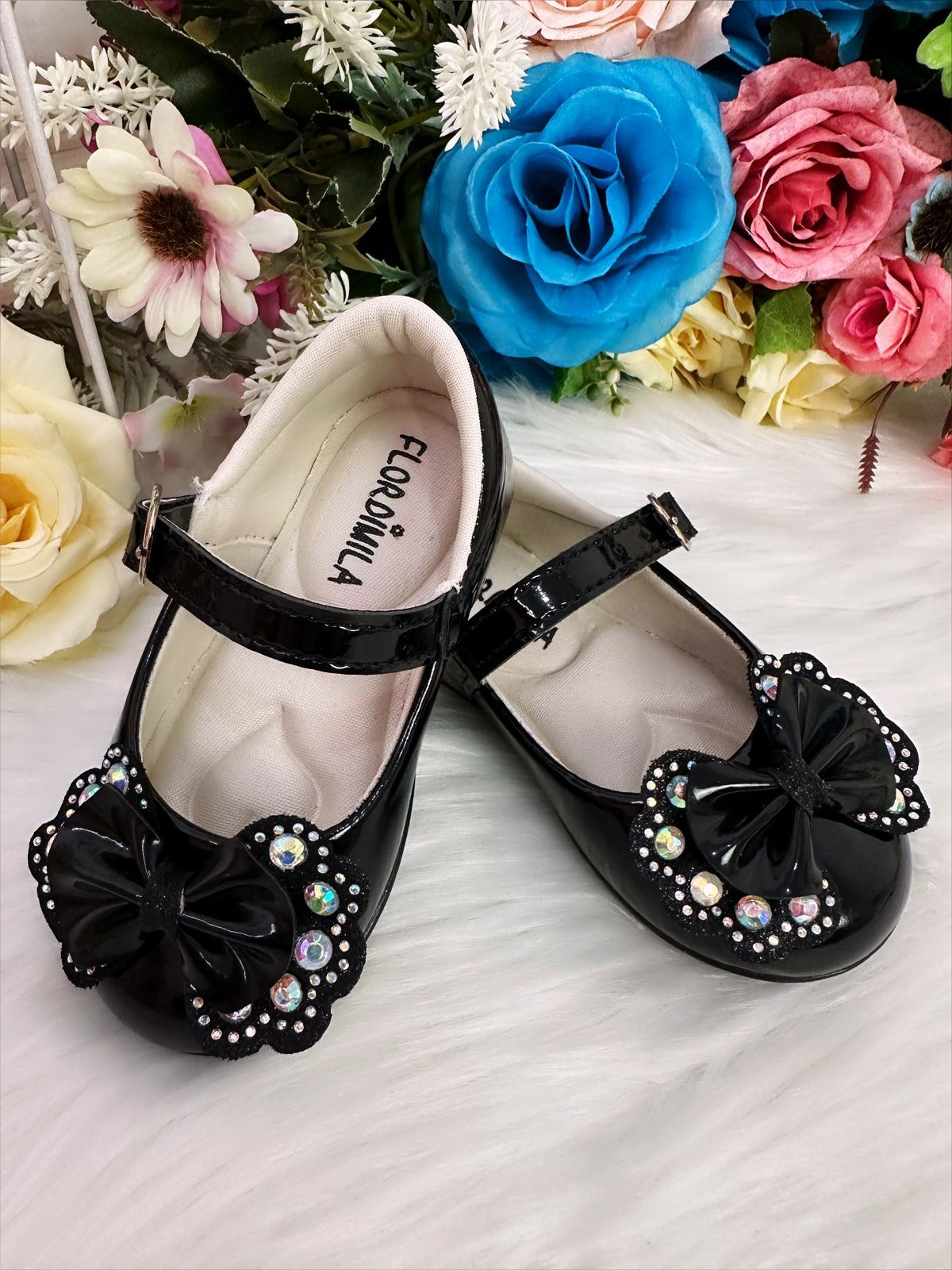 Zapatos de charol negro con doble lazo y pedrería 