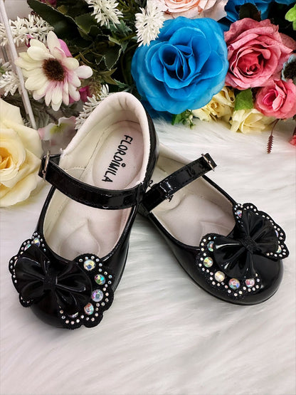 Zapatos de charol negro con doble lazo y pedrería 
