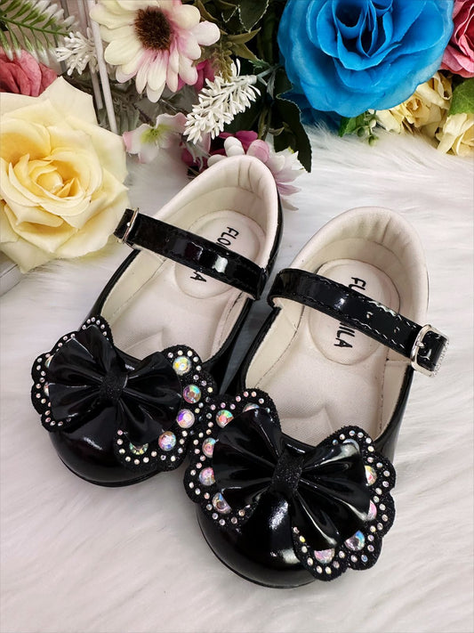 Zapatos de charol negro con doble lazo y pedrería 