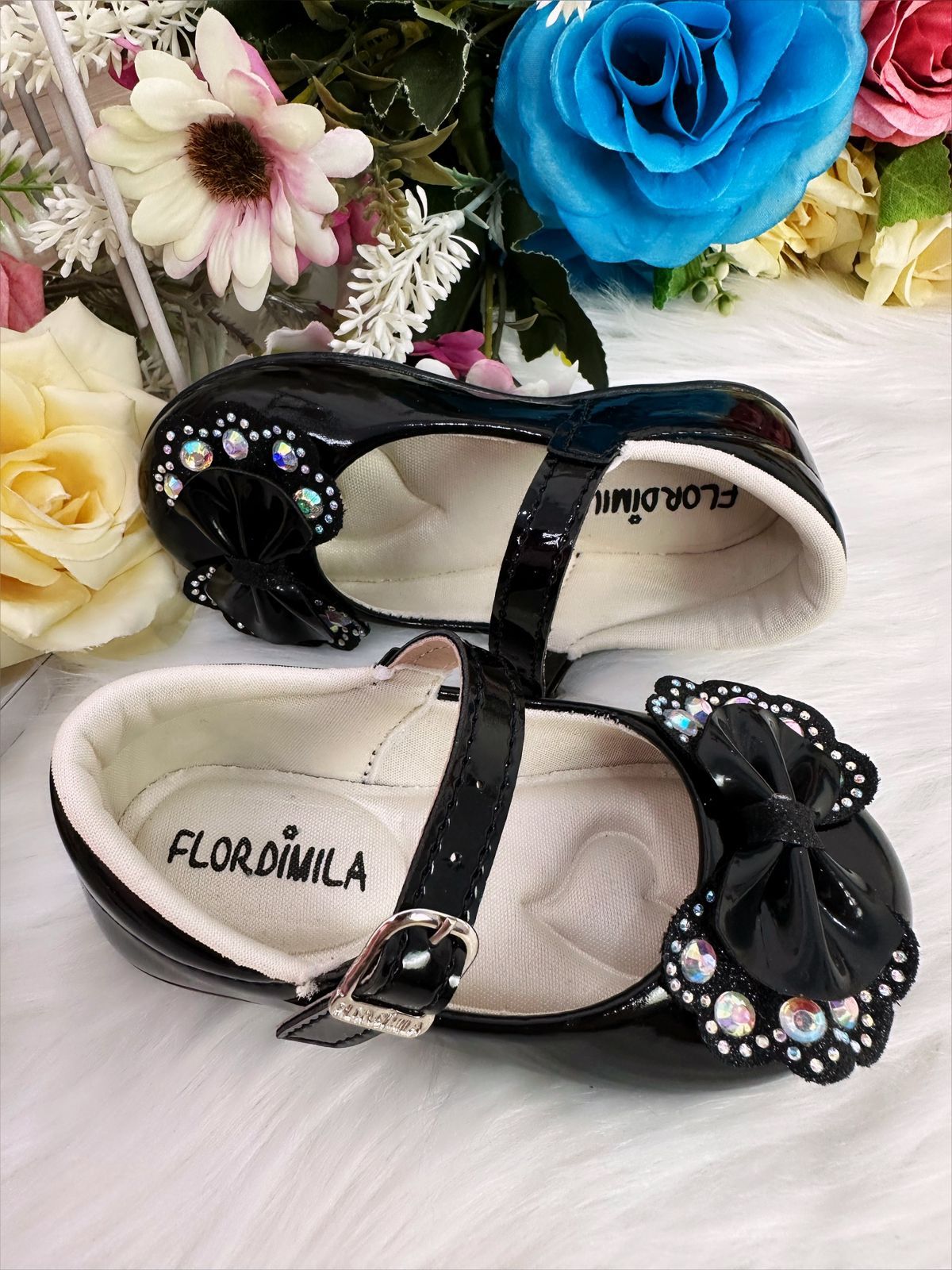 Zapatos de charol negro con doble lazo y pedrería 