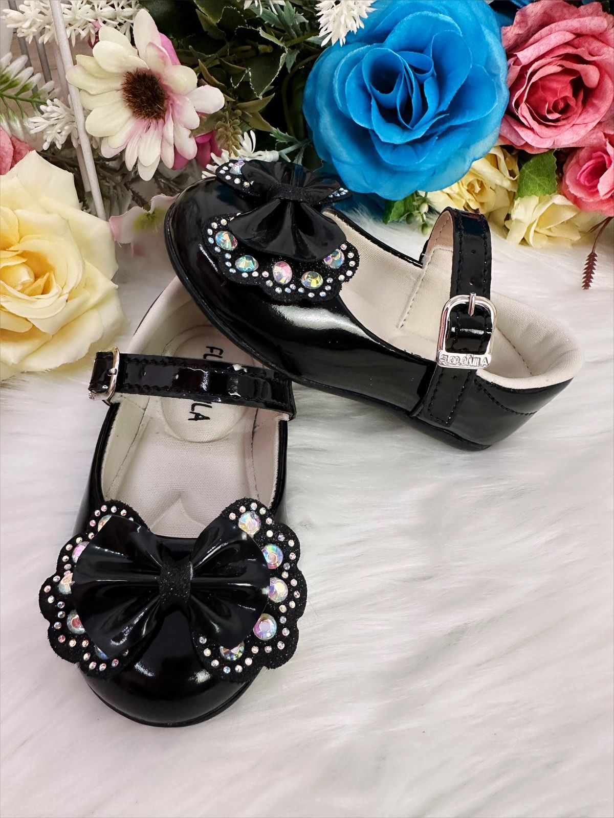 Zapatos de charol negro con doble lazo y pedrería 