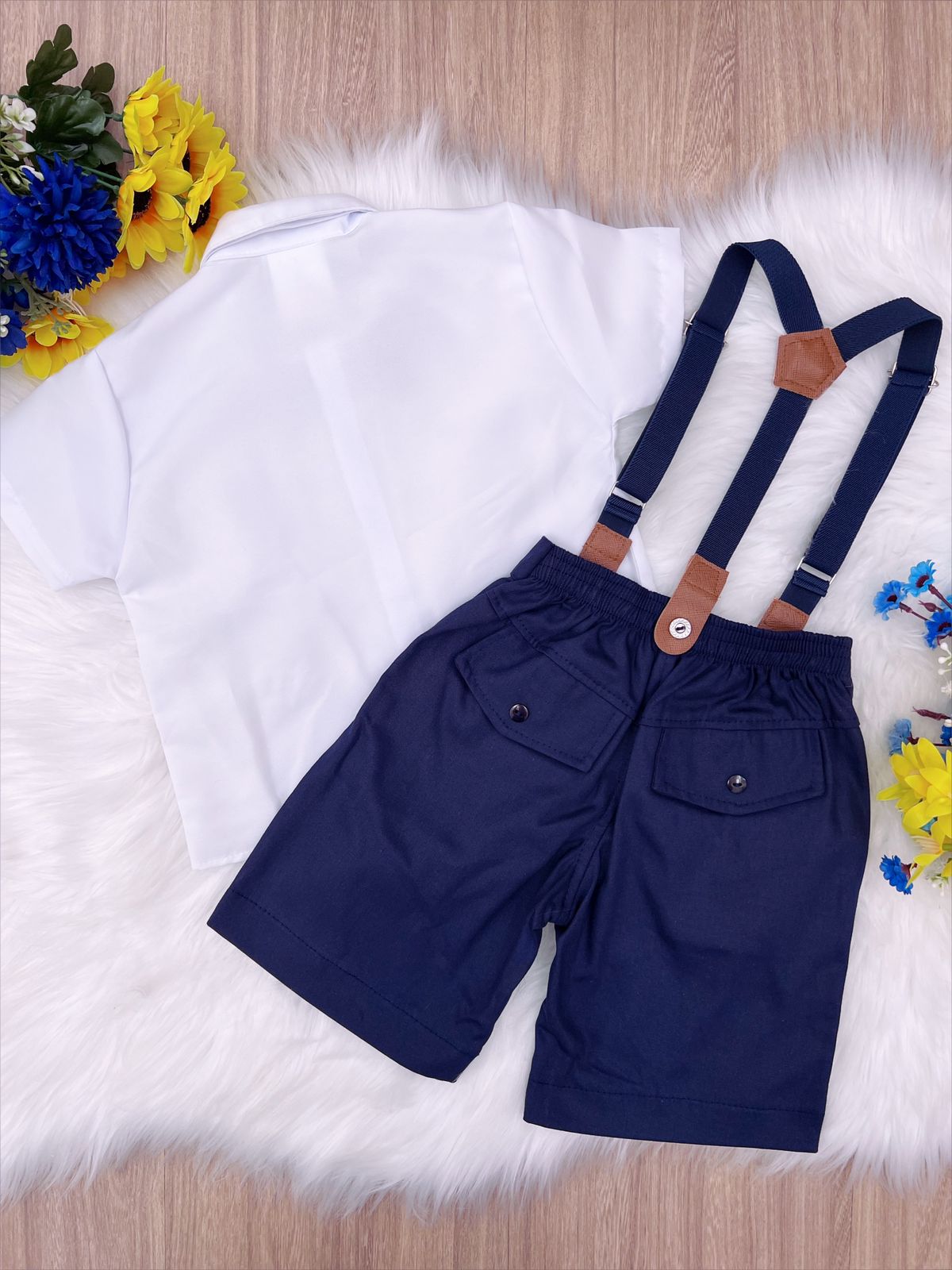Conjunto formal: camisa blanca, corbata, pantalones cortos, tirantes azules 