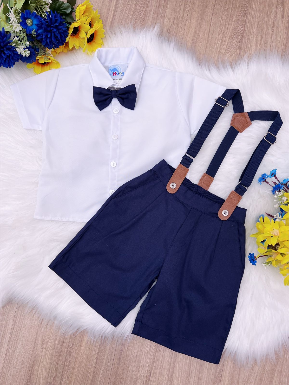 Conjunto formal: camisa blanca, corbata, pantalones cortos, tirantes azules 