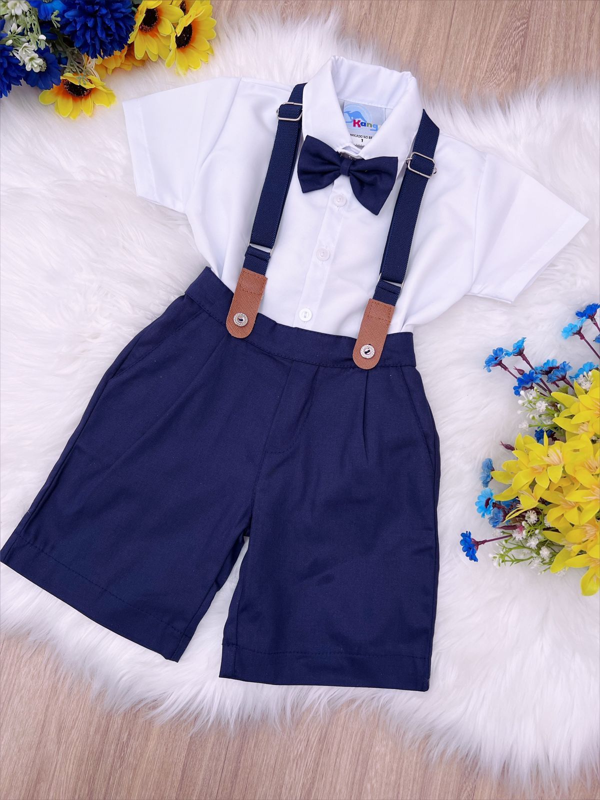 Conjunto formal: camisa blanca, corbata, pantalones cortos, tirantes azules 