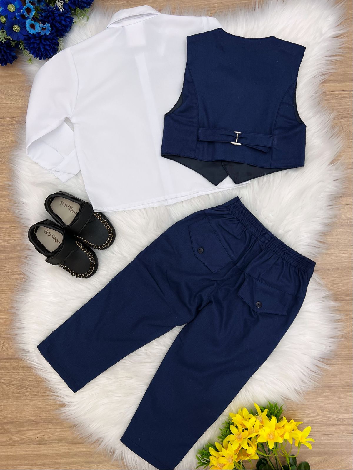 Conjunto formal azul marino: pantalón, camisa, chaleco, corbata 