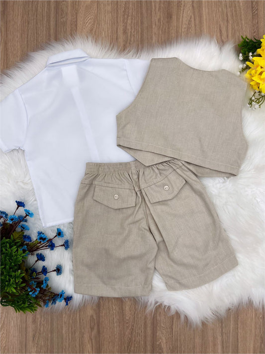 Conjunto formal beige: pantalones cortos, camisa, chaleco, corbata, tirantes