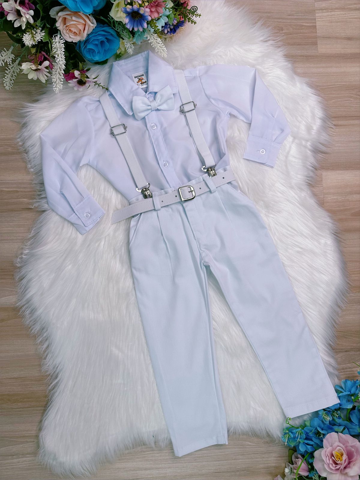 Conjunto formal: pantalón, camisa, tirantes y corbata blanca