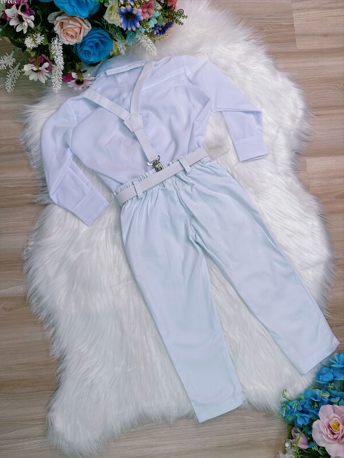 Conjunto formal: pantalón, camisa, tirantes y corbata blanca