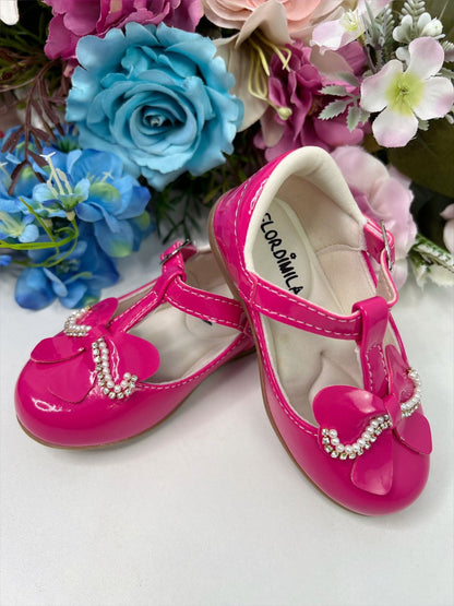 Zapato de charol rosa con lazo, pedrería y perlas