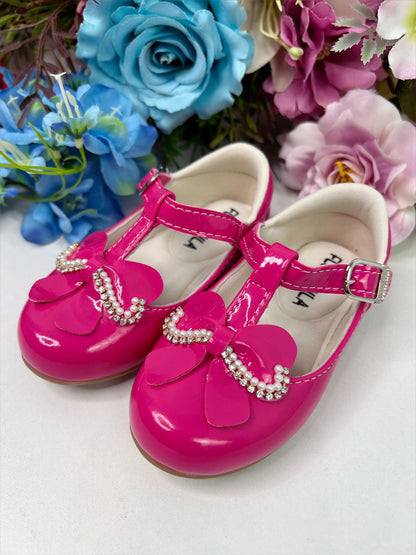 Zapato de charol rosa con lazo, pedrería y perlas