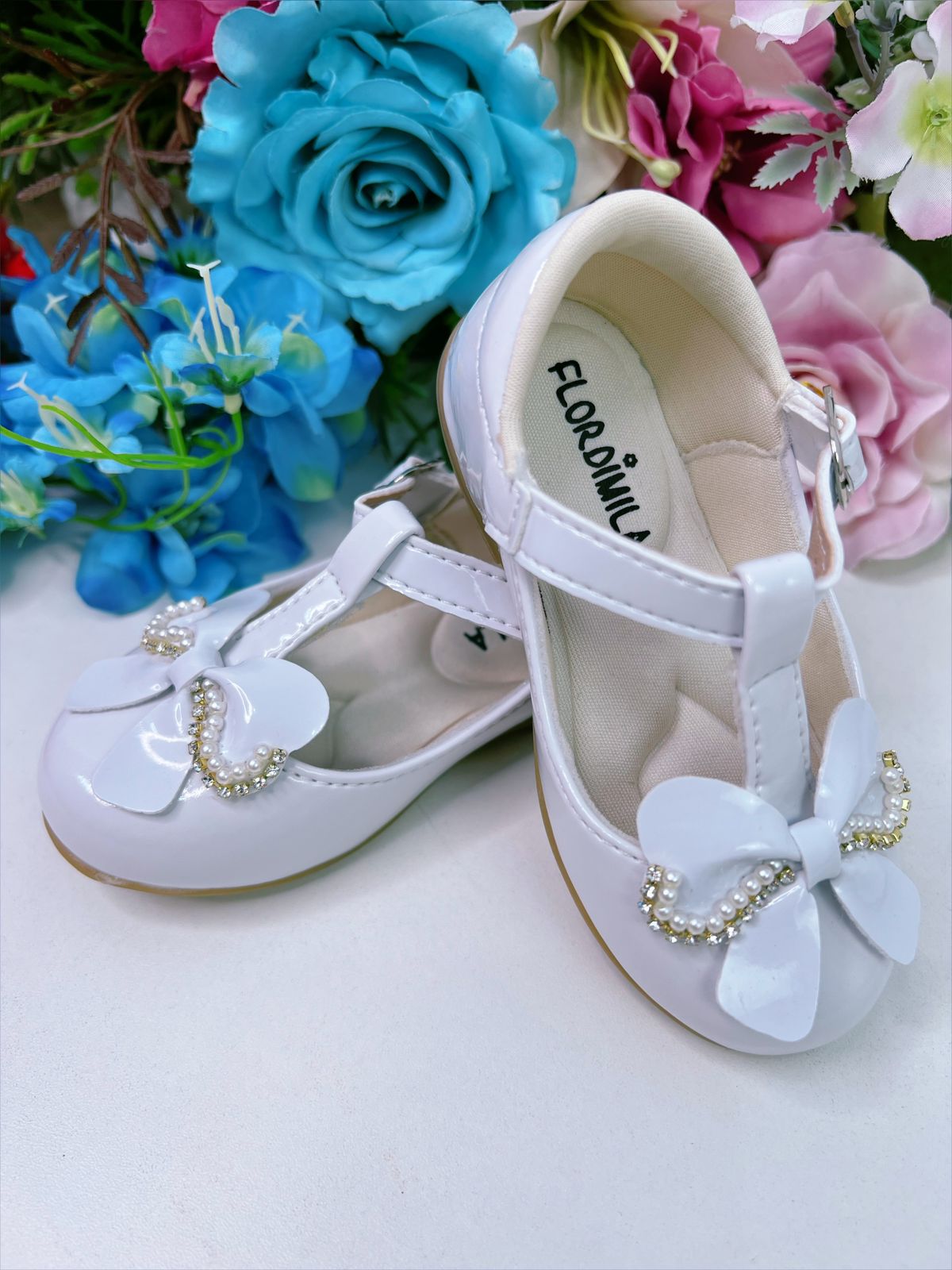 Zapato de charol blanco con lazo, pedrería y perlas 