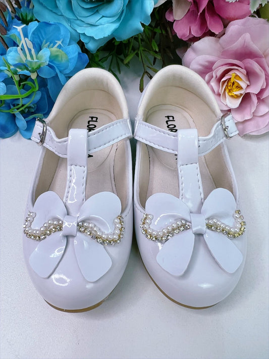 Zapato de charol blanco con lazo, pedrería y perlas 